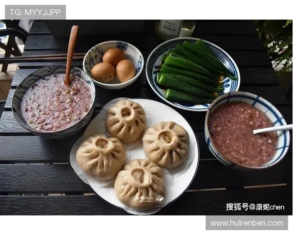 余依婷又晒早餐，白瓷盘子对上我的外卖塑料盒，尴尬得想搬家