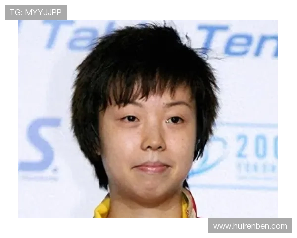 张怡宁退役后打个哈欠都像在发球