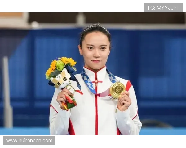 朱雪莹连发三套高定，宿舍被吐槽像迷你奢侈品展厅了！