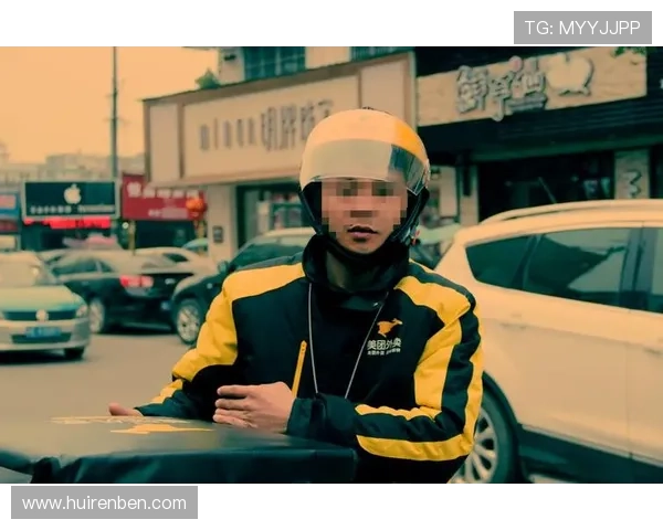 梁伟铿穿得像要上红毯，旁边的外卖小哥尴尬笑着看