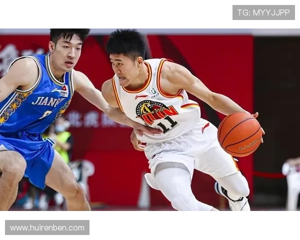 篮球新手必修：替补席球员管理规则详解，教练组如何正确引导比赛情绪